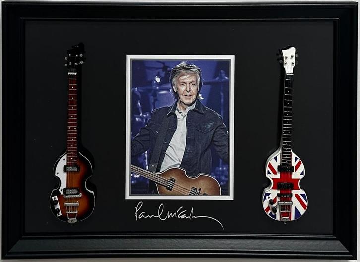 Paul Mccartney twee miniatuur gitaren op een lijst wanddeco, Verzamelen, Muziek, Artiesten en Beroemdheden, Nieuw, Foto of Kaart