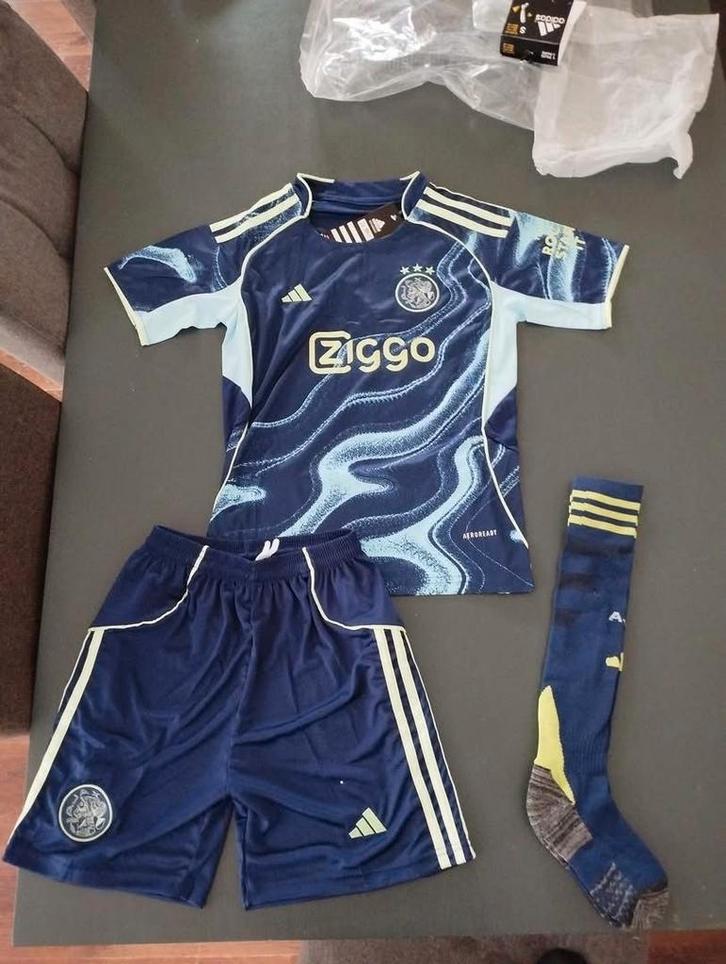Ajax shirt kinder tenue Thuis uit 3e Nieuw op voorraad 2025/, Sport en Fitness, Voetbal, Nieuw, Set, Maat XS of kleiner, Ophalen of Verzenden