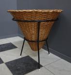 60 70 jaren rietenpunt mand Rohe Noordwolde in metalen frame, Huis en Inrichting, Woonaccessoires | Schalen en Manden, Ophalen
