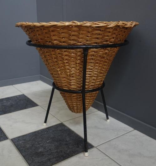 60 70 jaren rietenpunt mand Rohe Noordwolde in metalen frame, Huis en Inrichting, Woonaccessoires | Schalen en Manden, Gebruikt