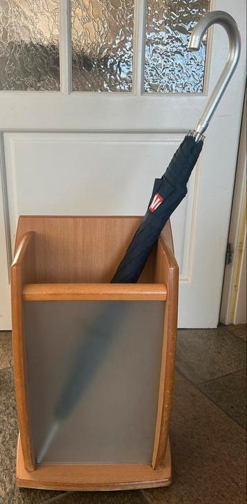 Paraplubak met mat glas. beschikbaar voor biedingen