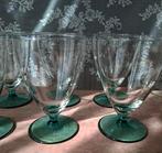 Vintage wijnglazen op groene voet, Ophalen