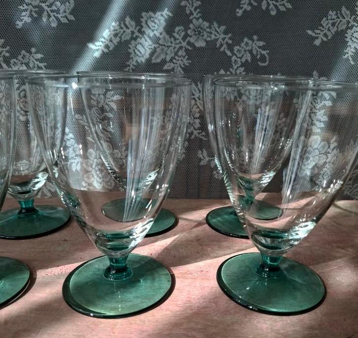 Vintage wijnglazen op groene voet, Antiek en Kunst, Antiek | Glas en Kristal, Ophalen