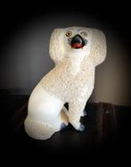 Staffordshire Hond Poedel 1880 antiek curiosa beeld brocante, Antiek en Kunst, Verzenden