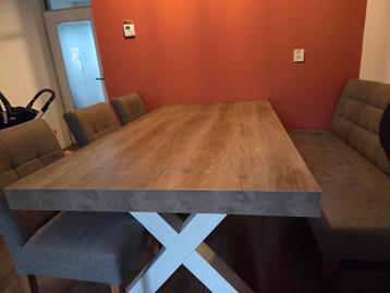 Stevige eettafel + 3 stoelen + bankje beschikbaar voor biedingen