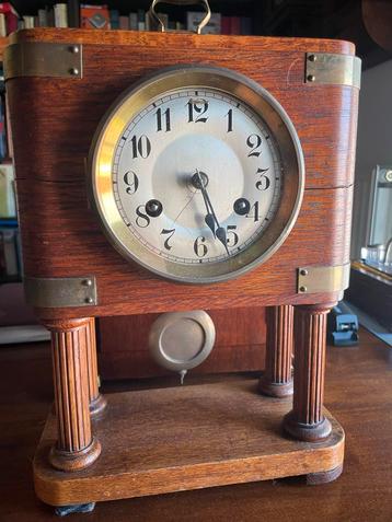 Art Deco Pendule met Houten Kast en Messing Details beschikbaar voor biedingen