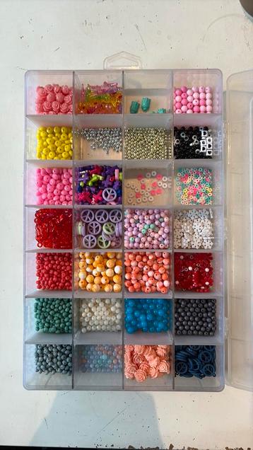 Kralenbox mix acryl kralen en bedels 2000+ stuks beschikbaar voor biedingen