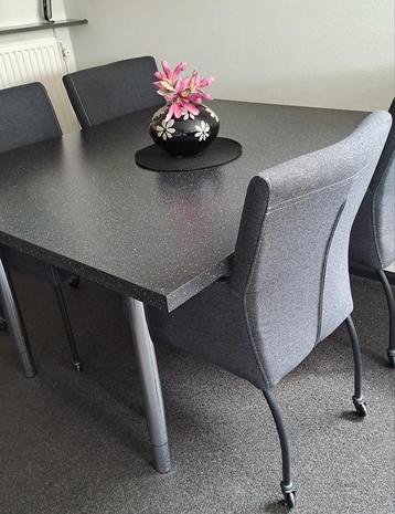 Stevig tafelblad met chroom poten  beschikbaar voor biedingen