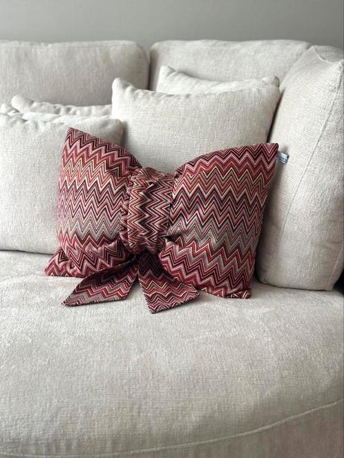 Made by hand - zigzag strik kussen, Huis en Inrichting, Woonaccessoires | Kussens, Nieuw, Ophalen of Verzenden