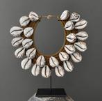 Schelpenketting op standaard, Ophalen of Verzenden, Zo goed als nieuw