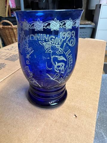 Glazen beker 25-jarig regeringsjubileum Wilhelmina 1923 beschikbaar voor biedingen