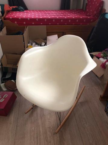 White Rocking Chair beschikbaar voor biedingen