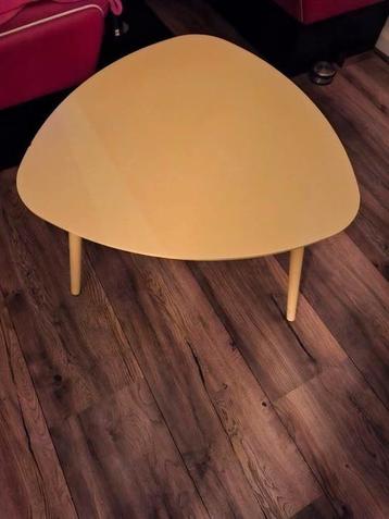 Leuk retro bijzettafeltje of salontafeltje van hout beschikbaar voor biedingen