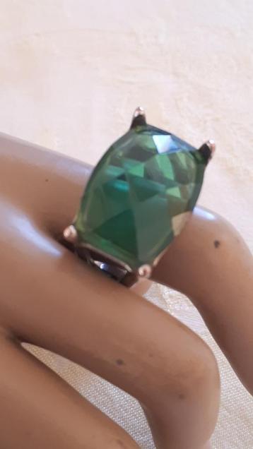 Vintage Ring met Groene Lucite Steen. GRATIS Verzending. beschikbaar voor biedingen