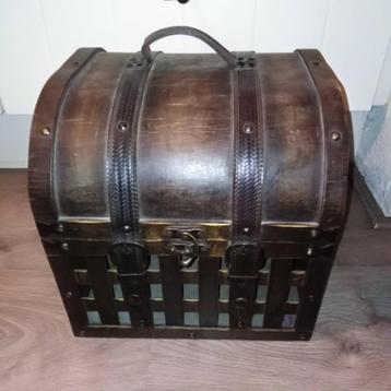 Kistje van hout met open vierkantjes beschikbaar voor biedingen