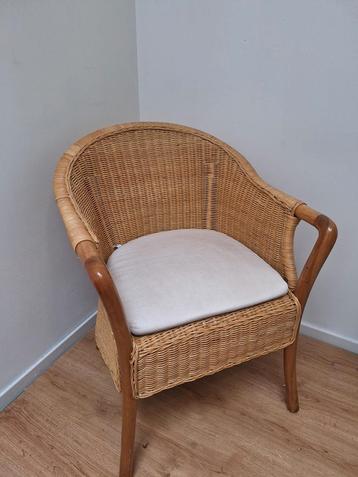 Rotan Stoel met Kussen beschikbaar voor biedingen