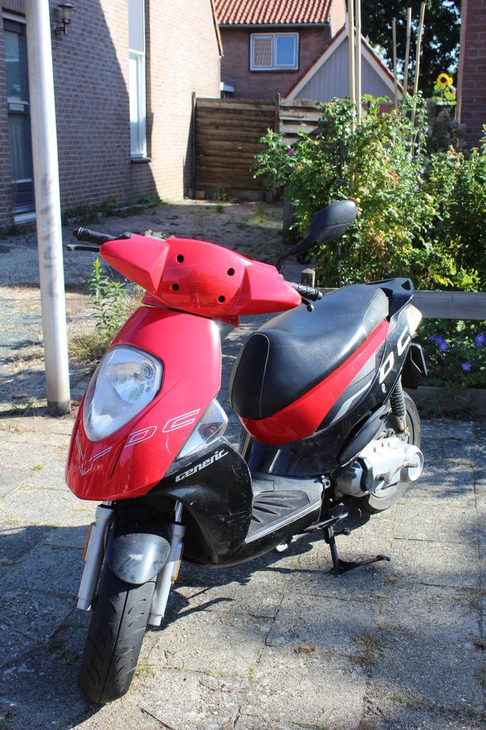 Generic roc scooter, Fietsen en Brommers, Scooters | Overige merken, Gebruikt, Maximaal 25 km/u, Benzine, Ophalen