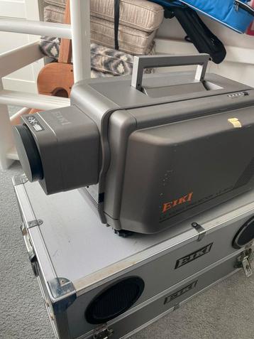 EIKI LC-3010 Projector Compleet met Flight Case beschikbaar voor biedingen