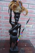 AFRIKAANSE Krijger met speer en verentooi hardhout 52 cm hg, Antiek en Kunst, Kunst | Niet-Westerse kunst, Ophalen of Verzenden