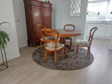 Biedermeierstijl eettafel plus stoelen in prima staat beschikbaar voor biedingen