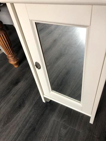 Badkamer kastje met spiegel beschikbaar voor biedingen