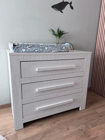 Commode, licht grijs, echt hout , 93 cm hoog beschikbaar voor biedingen