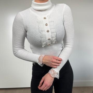 Witte trui met kanten details en gouden knoopjes – maat S beschikbaar voor biedingen