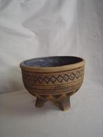 Vintage aardewerken plantenschaal op pootjes etnisch motief, Tuin en Terras, Gebruikt, Rond, Binnen, Ophalen of Verzenden