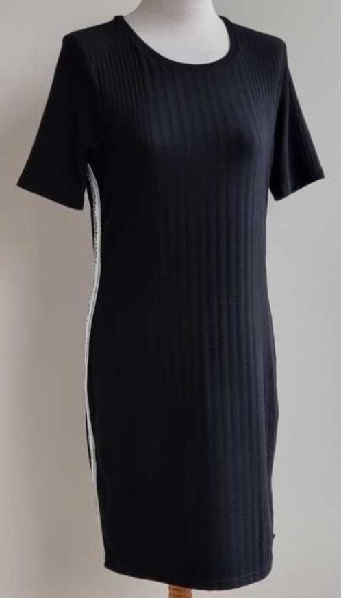 Distrikt Norrebro zwart jurkje met biezen mt. L, Kleding | Dames, Jurken, Zo goed als nieuw, Maat 42/44 (L), Zwart, Ophalen of Verzenden