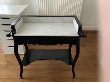Oude toilettafel met marmeren blad beschikbaar voor biedingen