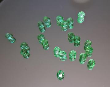 Vintage Boheems facet geslepen glaskralen smaragd / 1128