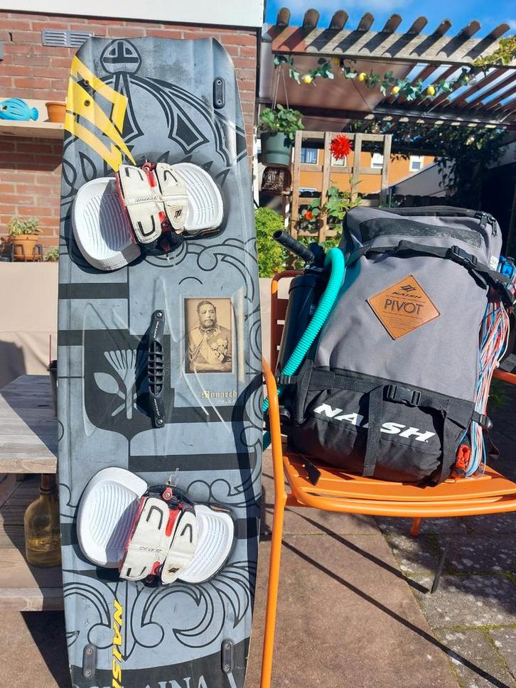 Complete kiteset Naish Pivot 11m + Naish Monarch 132x42 boar, Watersport en Boten, Kitesurfen, Twintip, Ophalen