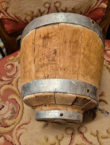 Vintage Houten Vat met Metalen Banden beschikbaar voor biedingen