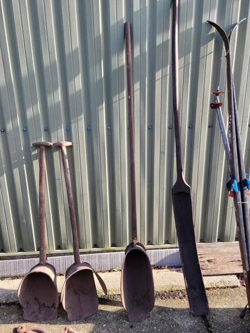 1 oude houten hoosschep beschikbaar voor biedingen