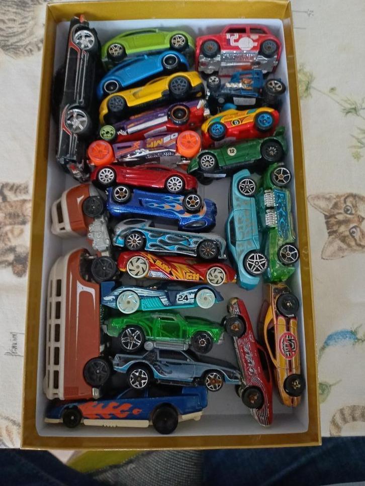 Hot Wheels modelauto doos 27, Hobby en Vrije tijd, Modelauto's | Overige schalen, Zo goed als nieuw, Auto, Ophalen of Verzenden