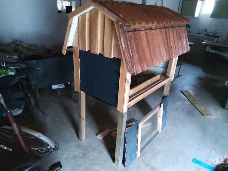 Kippenhok met een mansarde oftewel een Frans dak, Dieren en Toebehoren, Pluimvee | Toebehoren, Nieuw, Overige typen, Ophalen of Verzenden