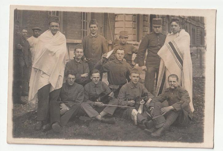 Groep soldaten met pijp instument dekens mobilisatie WOI ?, Verzamelen, Militaria | Algemeen, Landmacht, Foto of Poster, Nederland