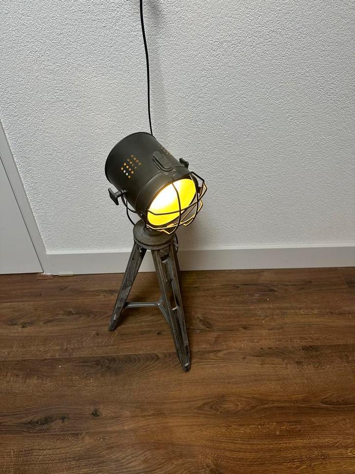 Industriële Lamp met Driehoekspoten, Huis en Inrichting, Lampen | Vloerlampen, Zo goed als nieuw, Minder dan 100 cm, Metaal, Ophalen