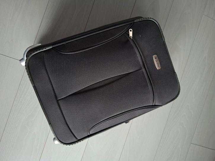 Compacte zwarte reiskoffer met wieltjes, Sieraden, Tassen en Uiterlijk, Koffers, Gebruikt, Zacht kunststof, Minder dan 50 cm, Minder dan 35 cm