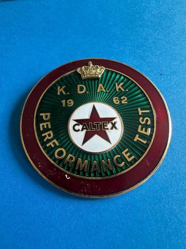 Mooi KDAK embleem / badge. Caltex K.D.A.K. Tbv. uw oldtimer., Verzamelen, Merken en Reclamevoorwerpen, Gebruikt, Overige typen