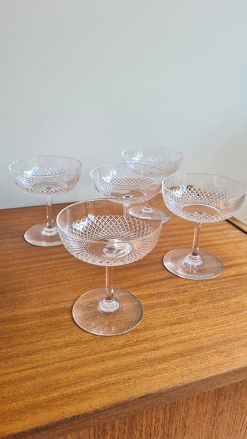 Vijf antieke champagnecoupes Edwardiaans kristal beschikbaar voor biedingen