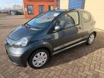 Toyota Aygo 1.0 12V Vvt-i 3DRS MMT 2006 Grijs, Auto's, Voorwielaandrijving, Stof, 4 stoelen, 68 pk