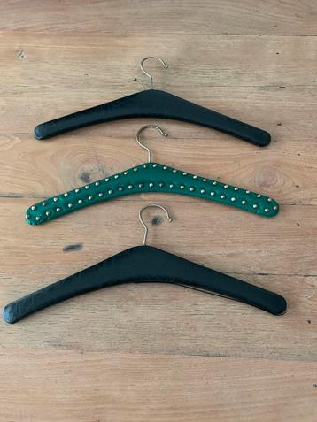 Vintage kledinghangers | skai | 3 stuks beschikbaar voor biedingen