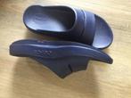 Slippers, donkerblauw, Oofos, mt 38, Ophalen of Verzenden, Zo goed als nieuw, Blauw
