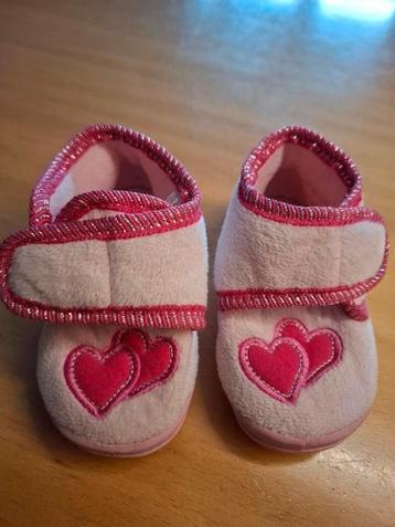 Roze slofjes met hartjes maat 22 beschikbaar voor biedingen