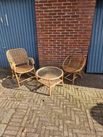Twee in gebruikt staat rotan stoelen en tafel, Ophalen