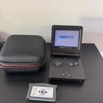 Nette Game Boy Advance SP Inclusief Nieuw Hoesje + FIFA 2004, Spelcomputers en Games, Spelcomputers | Nintendo Game Boy, Ophalen of Verzenden