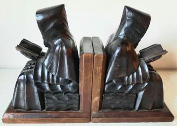 2 boeken steunen monikken die aan het lezen zijn. beschikbaar voor biedingen