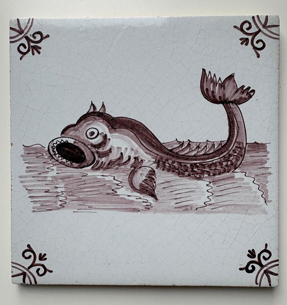 Wandtegel met fantasie-vis – 19e eeuw – mangaan, Ophalen of Verzenden