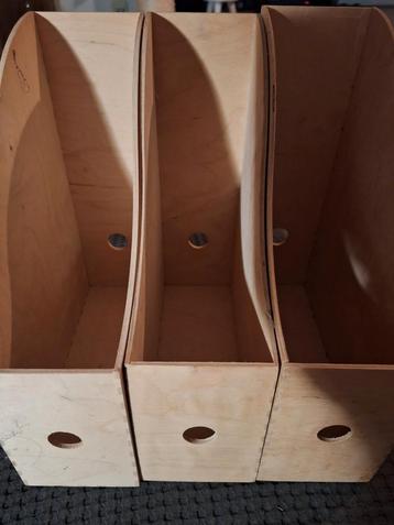 lectuur houders beschikbaar voor biedingen